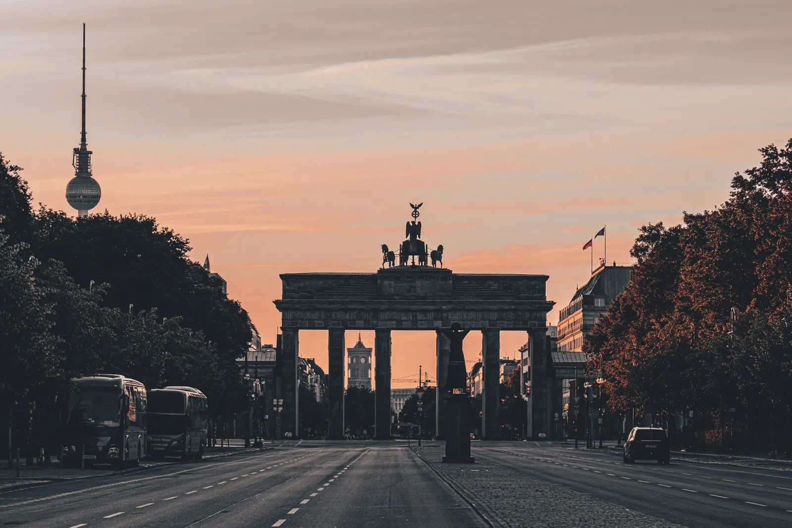 Das Brandenburger Tor in Berlin, im Hintergrund der Fernsehturm