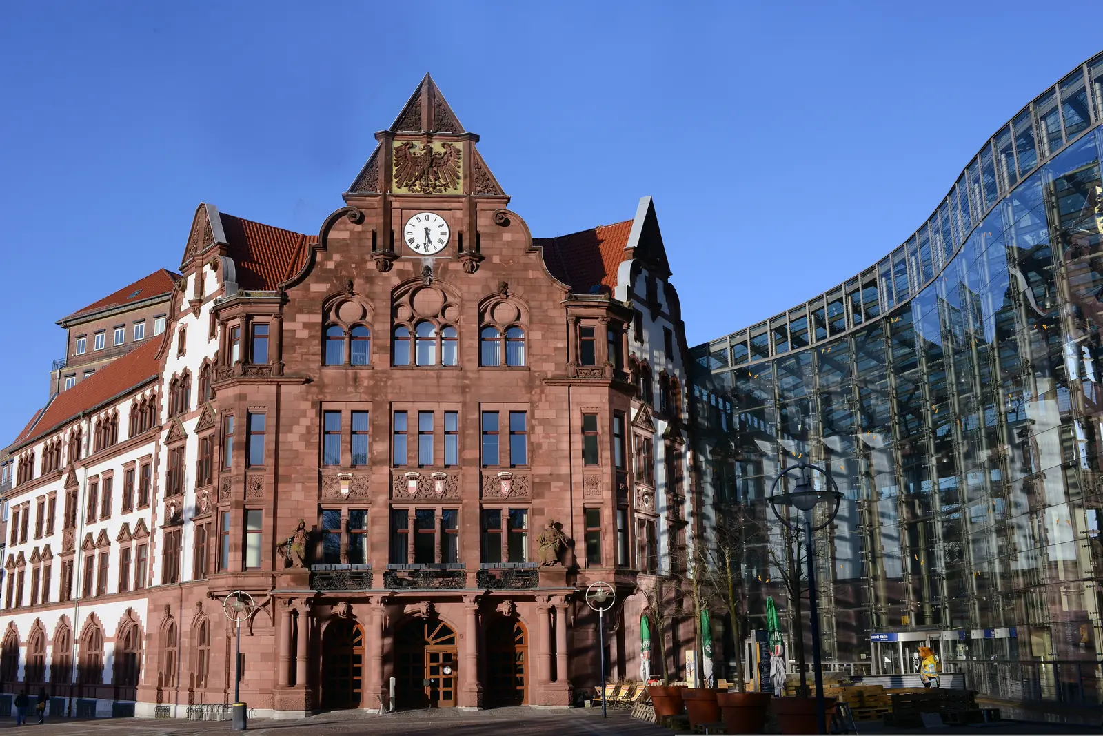 Das Alte Stadthaus in Dortmund neben der gläsernen Berswordt-Halle