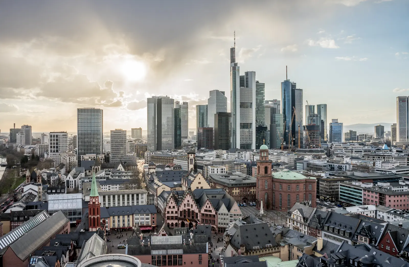Die Frankfurter Skyline über der Altstadt am Römerberg