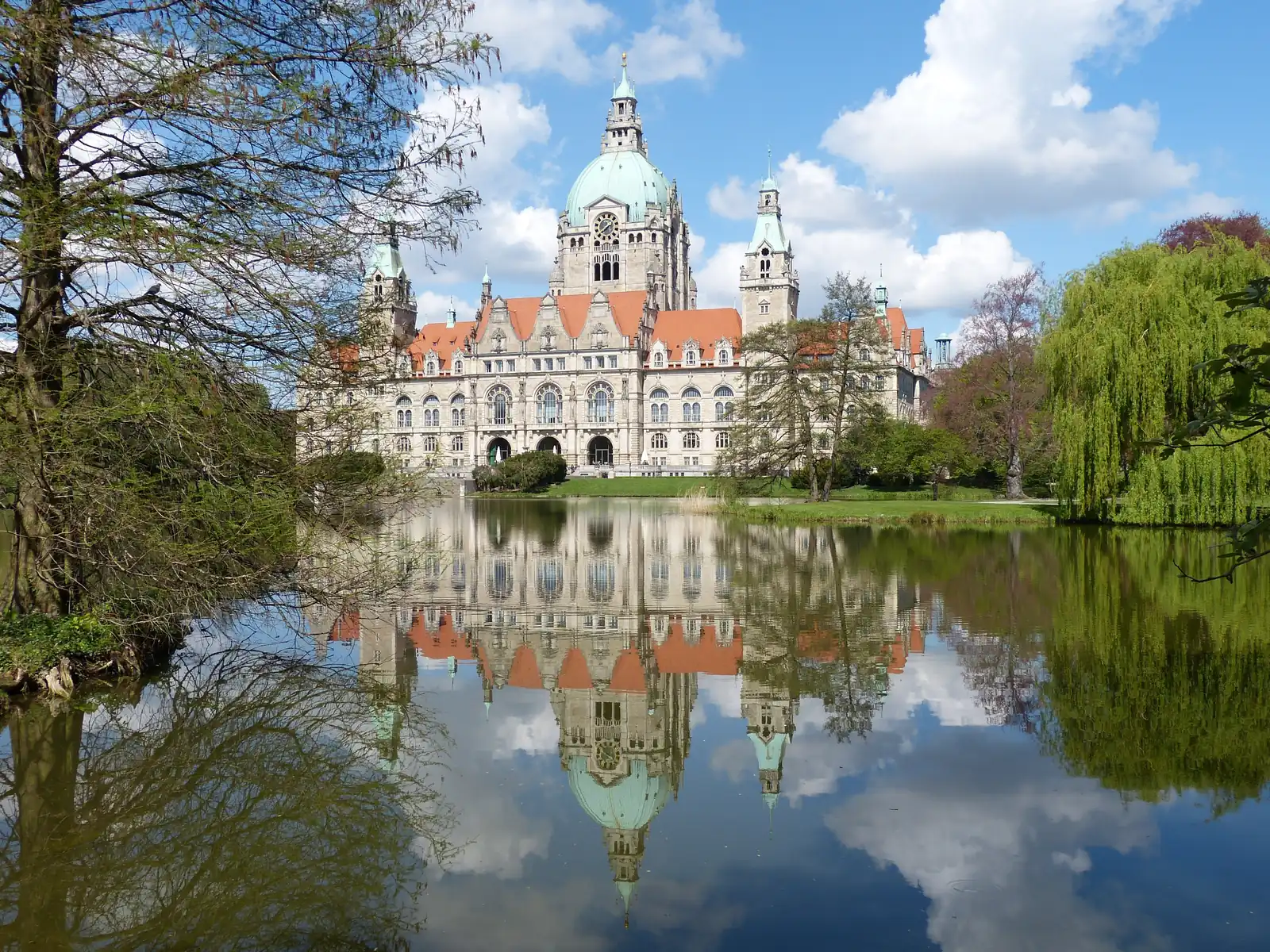 Das Neue Rathaus in Hannover mit Spiegelung im Maschteich
