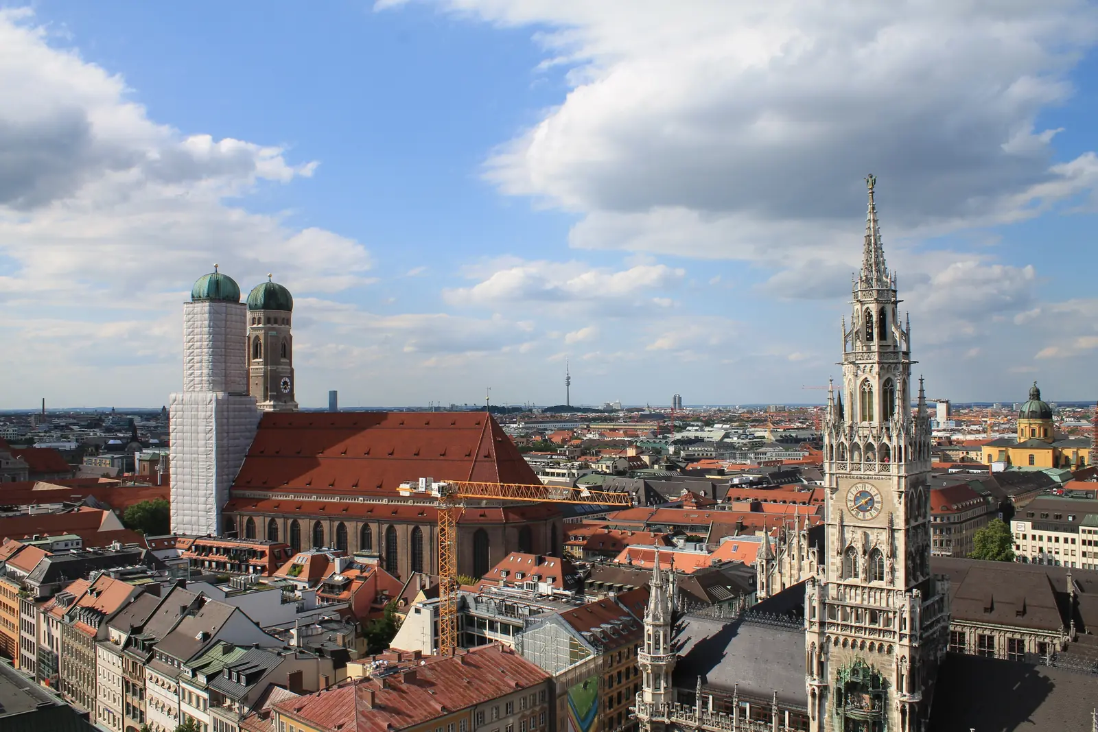 Blick über die Münchner Altstadt mit Frauenkirche und Neuem Rathaus