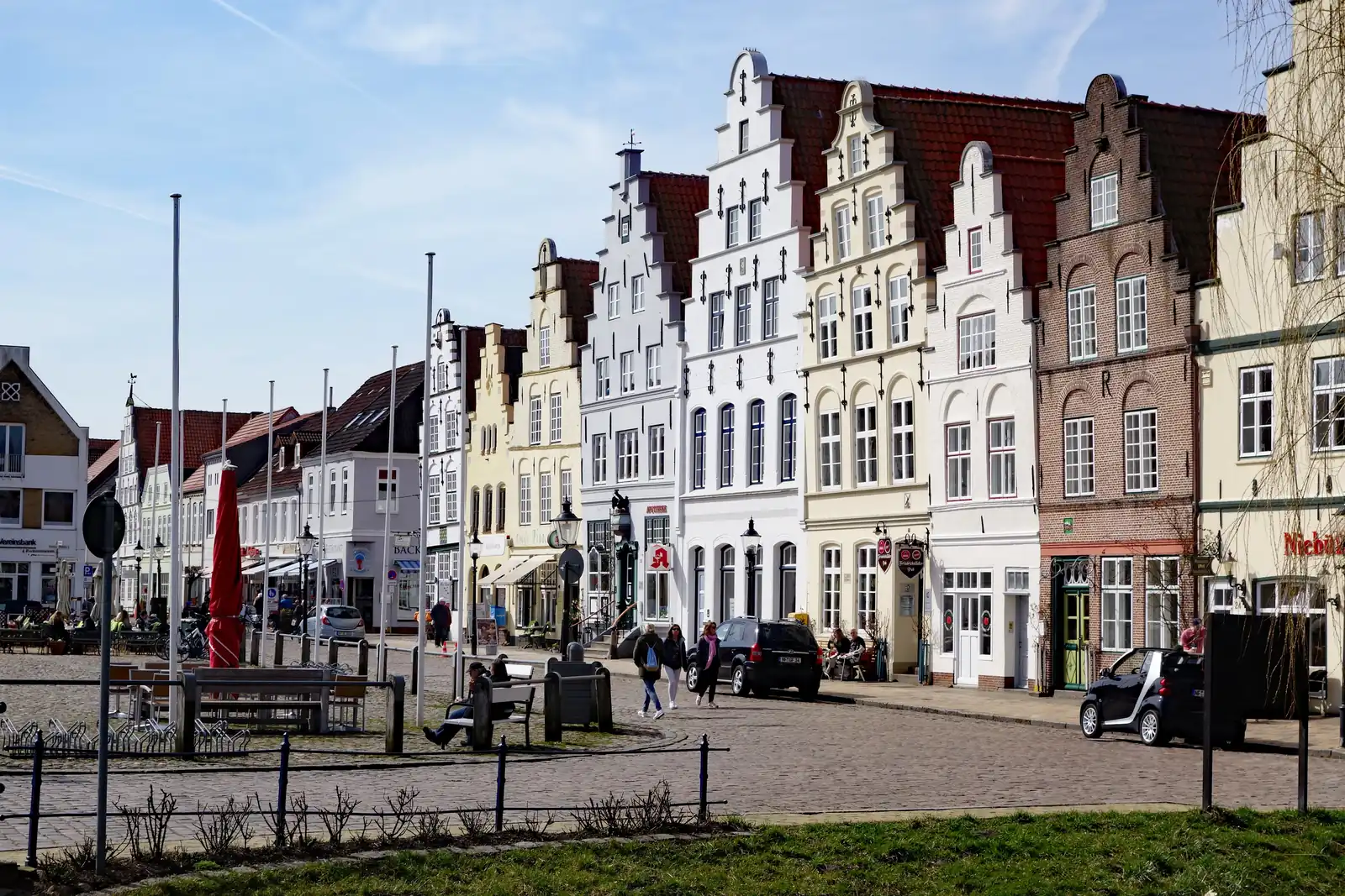 Giebelhäuser an einem historischen Marktplatz in Schleswig-Holstein