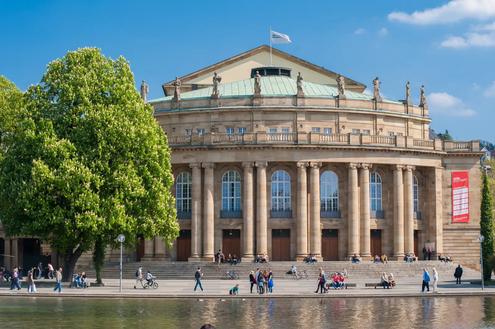 Das Stuttgarter Opernhaus am Eckensee